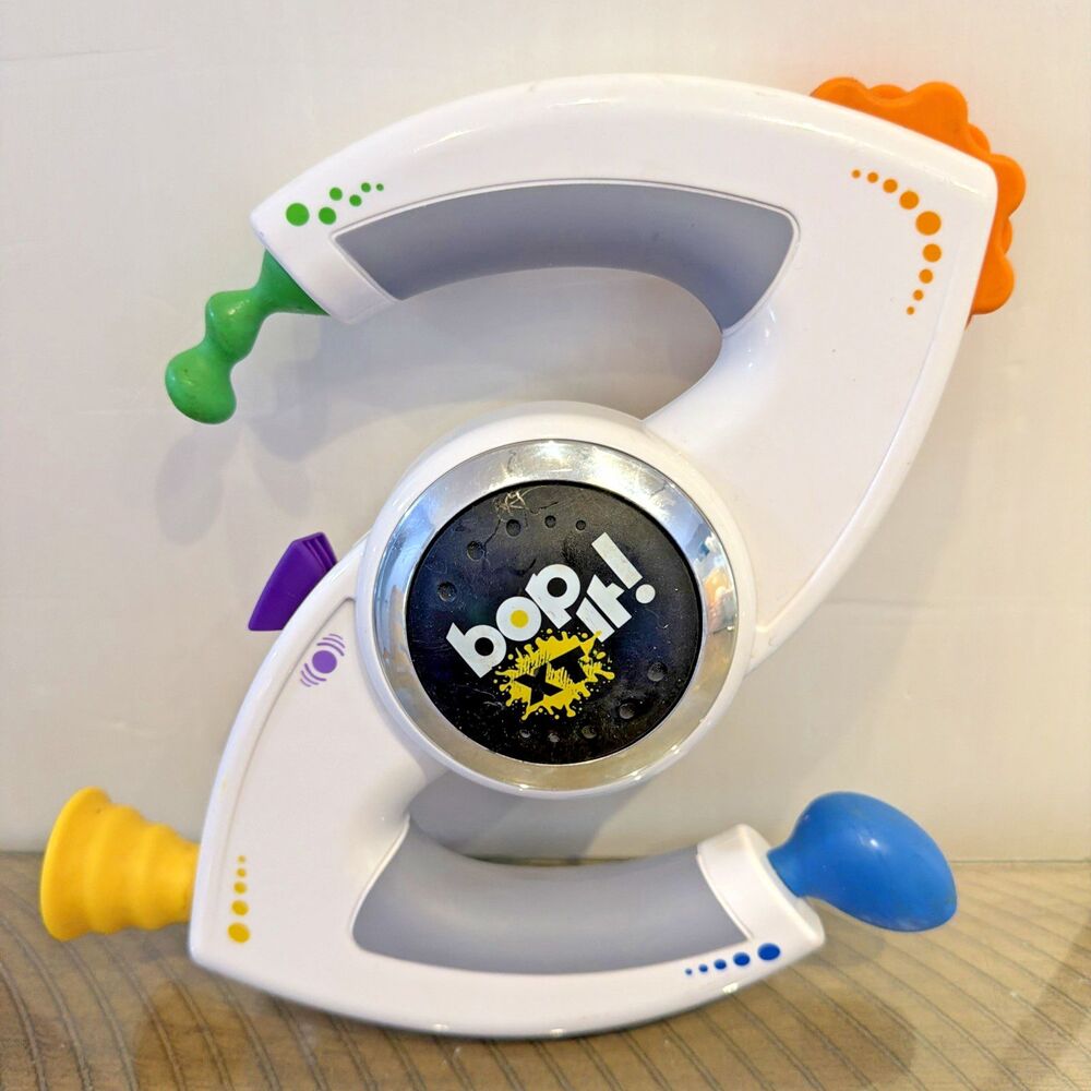 Bop It XT Extreme Handheld Electronic Hasbro 2010 Game White Tested Works